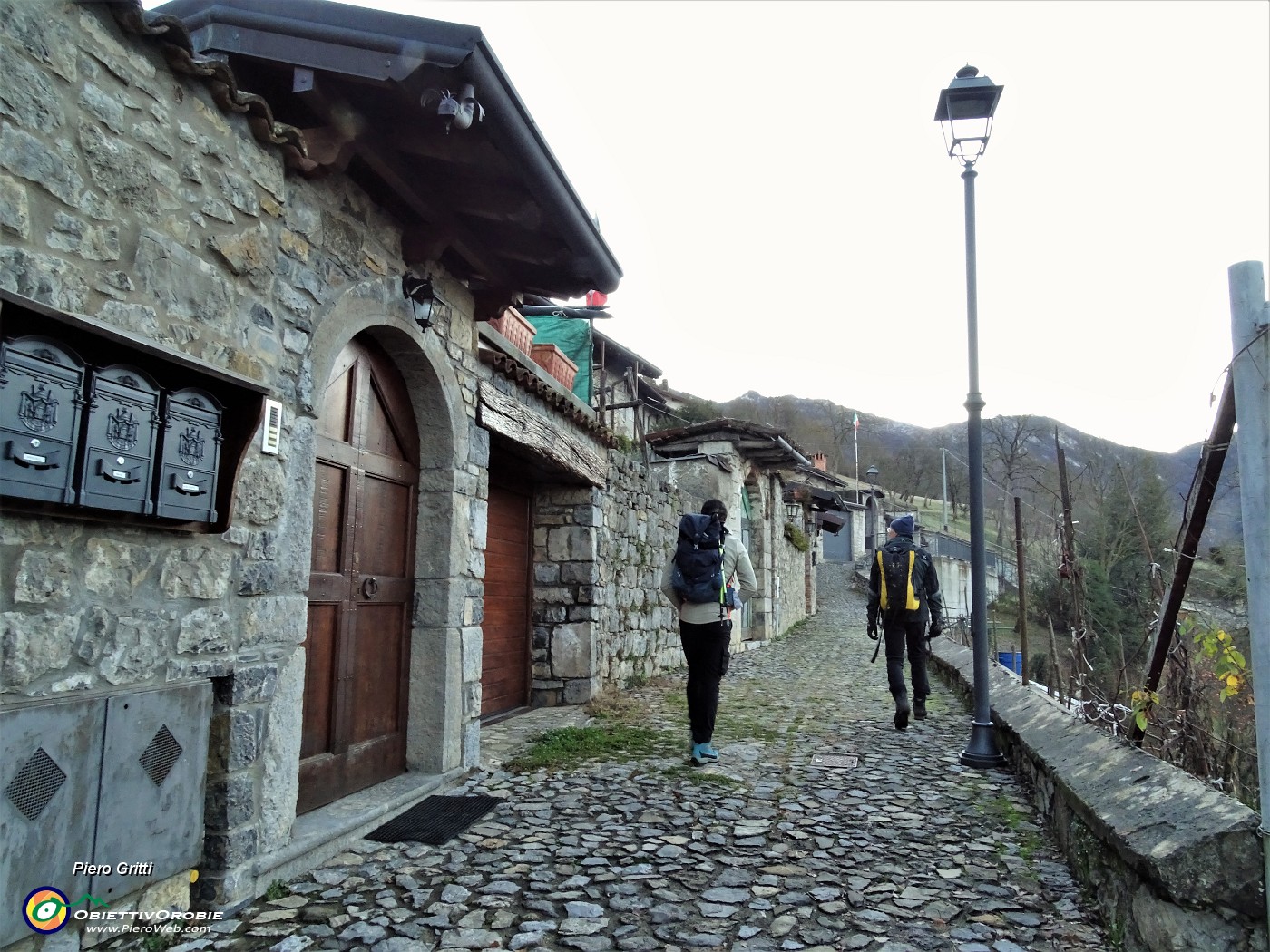 18 Attraversando il bel borgo di Grimolto (456 m).JPG